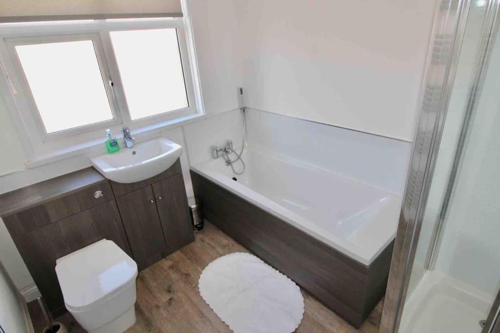Tidesreach Filey, Sleeps 13, Close To Beach Екстер'єр фото
